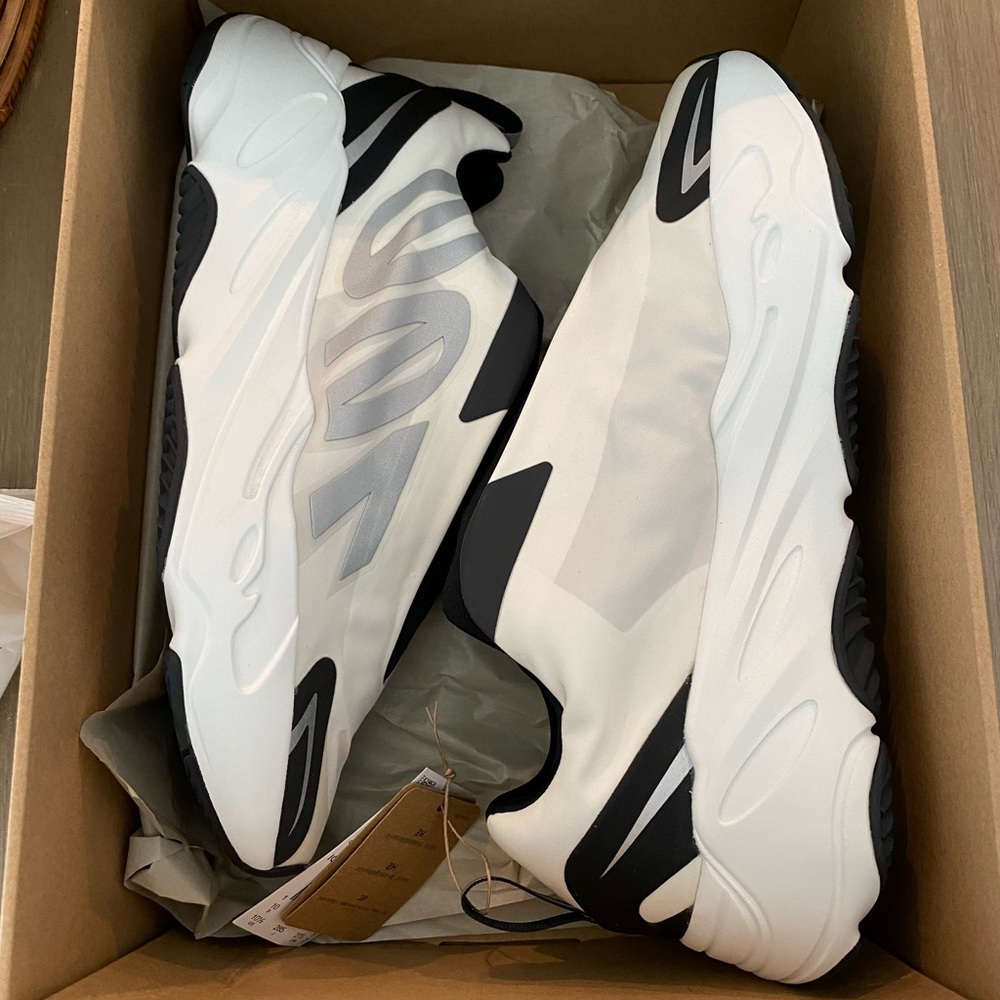 YEEZY 700 MNVN 2022